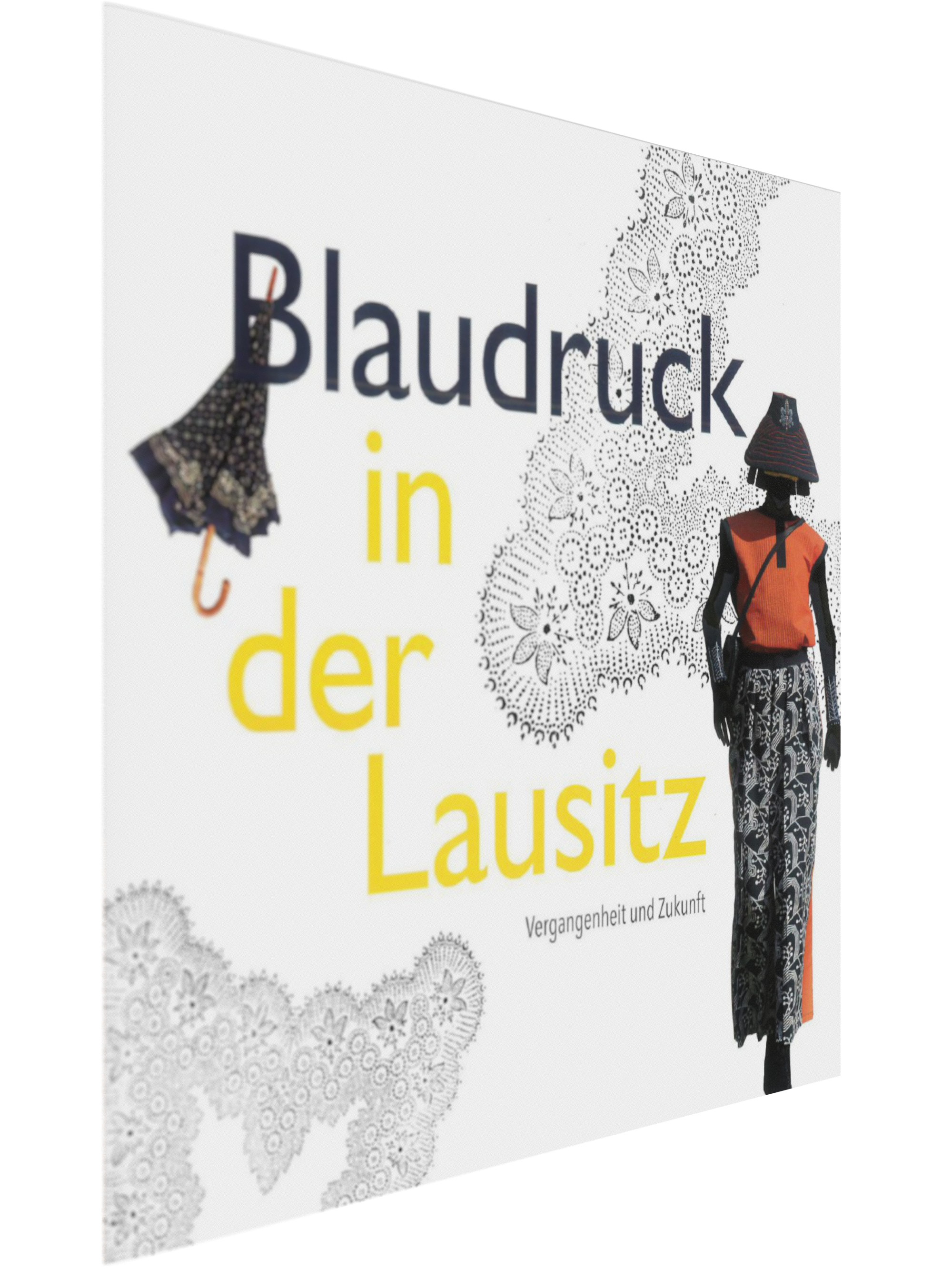 Blaue Musterbeispiele des Blaudruck, Regenschirm der mit Blaudruck bedruckt wurde, Frau in sorbischer Tracht