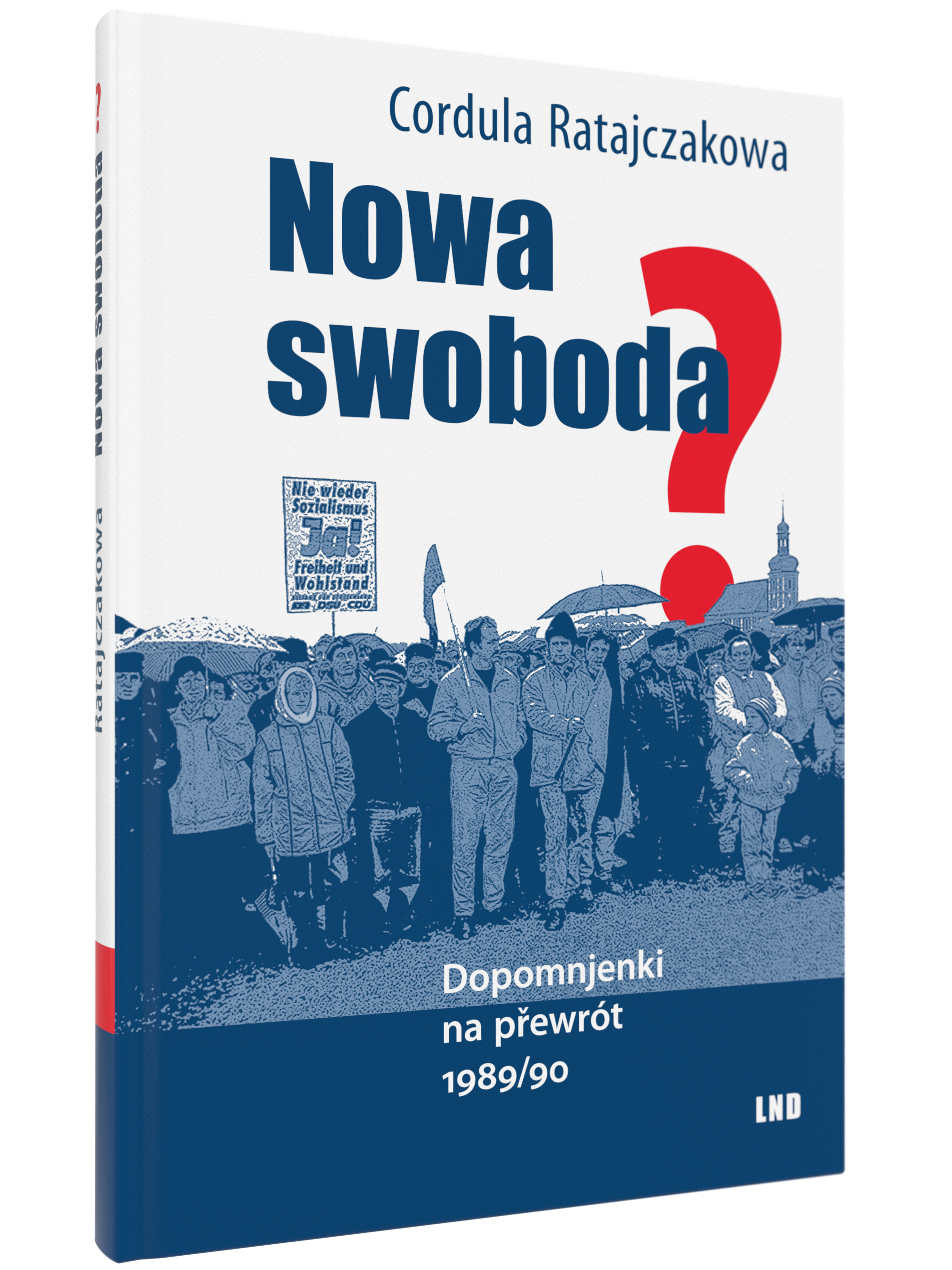 "Buchcover von 'Nowa swoboda?' von Cordula Ratajczakowa. Der Titel ist in blauer Schrift mit einem großen roten Fragezeichen. Das Cover zeigt eine stilisierte, blaue Illustration einer Menschenmenge, vermutlich bei einer Demonstration. Ein Plakat in der M