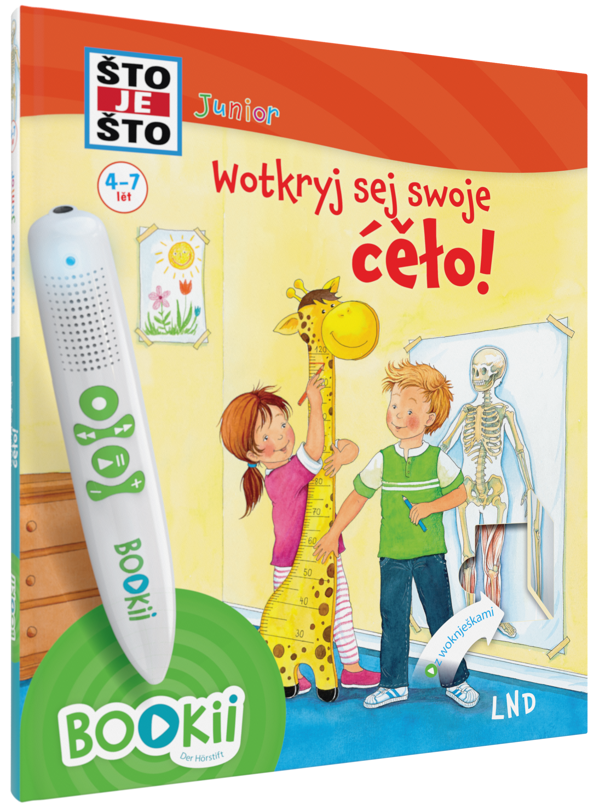 Cover von Wotkryj sej swoje ćěło. Zusehen sind zwei Kinder die mit einer Giraffe spielen. Hinter ihnen hängt ein Bild eines Skellets und ein Bild mit Blumen und einer Sonne. Links im Bild ist ein Booki-Stift
