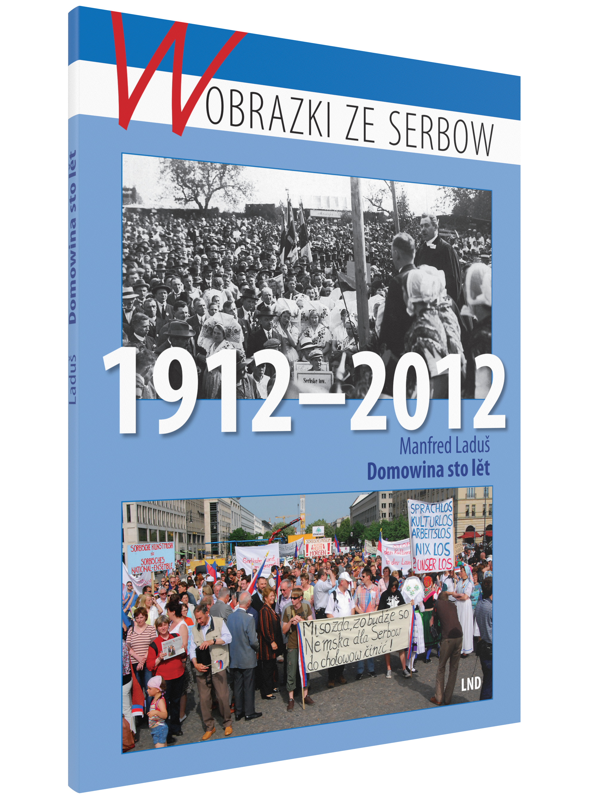 Buchcover von Wobrazki ze Serbow – 1912–2012: Domowina sto lět von Manfred Laduš. Das Cover zeigt zwei historische Fotografien: Oben ein schwarz-weißes Bild einer großen Versammlung mit sorbischen Trachten und Fahnen, unten ein farbiges Bild einer moderne